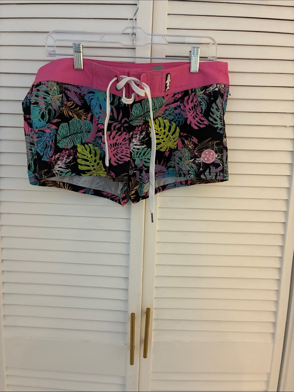 Maui and Sons Black Tropical Leaf Athletic Shorts with Pink Waistband